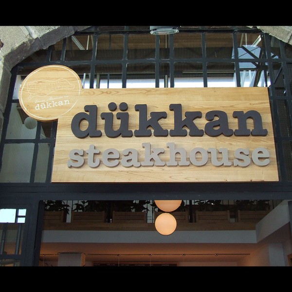 ışıksız ahşap zeminli tabela